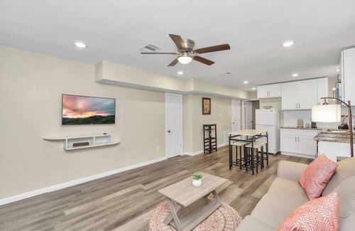South Central Houston House | Comfy+Lovable Home|Near Dwntwn HOU| Fast Wi-Fi