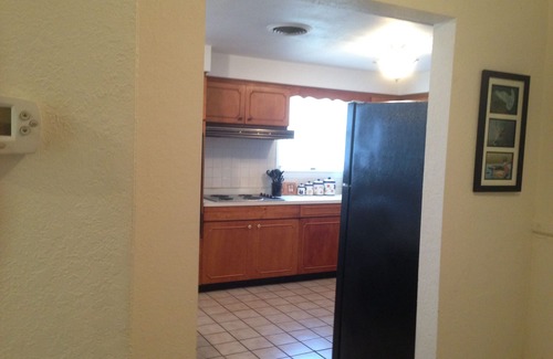 DeLand Apartment | Comfy Queen large 1/1, Near Stetson, Sky Diving, St Johns River, racing, beach