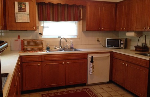 DeLand Apartment | Comfy Queen large 1/1, Near Stetson, Sky Diving, St Johns River, racing, beach
