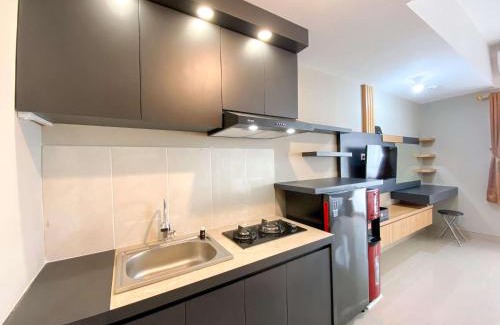 Duren Sawit Apartment | Comfy Studio at Gateway Park LRT City Jatibening Apartment By Travelio