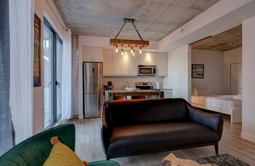 Cite Multimedia Apartment | comfy studio in Old Port Montreal