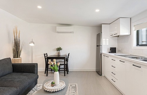 Carnegie Apartment | Comfy Studio near Racecourse, Dining & CBD Trains
