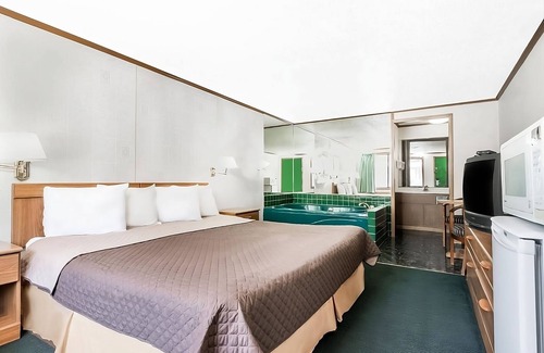 Summitt House | Comfy Unit, Table Tennis, Pool, Free Parking, Free WiFi, Pets Allowed