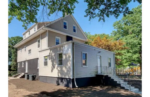 East Orange House | Comfy with Free Parking, 2 beds Near Airport, Park/Hospital!
