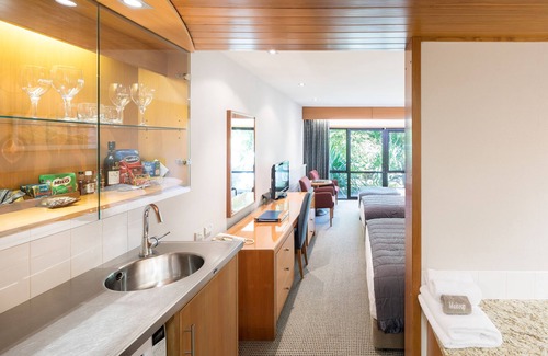 Burnside Hotel | Commodore Airport Hotel