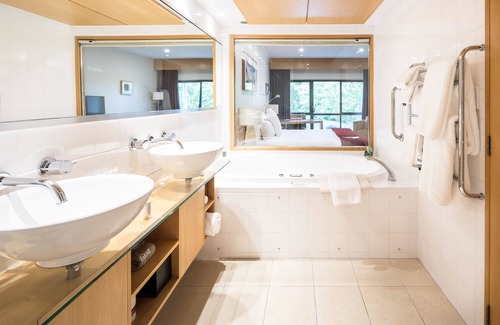 Burnside Hotel | Commodore Airport Hotel