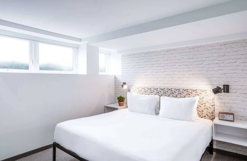 Foggy Bottom Hotel | Compact & Contemporary Stay Ideal for Business Travelers – Work & Relax