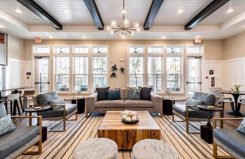 Bay Lake Apartment | Complete Vibrant Apartment 10 Min to Parks Pet-Friendly Resort-Style Amenities