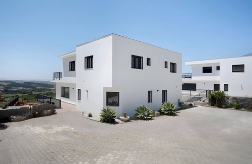 Lourinha Villa | Complete Villa 'Breeze Retreat' with Mountain View, Shared Pool and Wi-Fi Access