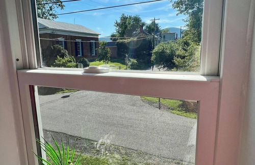Washington House | Completely Private Colonial 3BR Home by The Inn Great Location Fast Wi-Fi