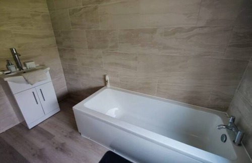 Runcorn House | Completely Renovated House with 4 Double Beds