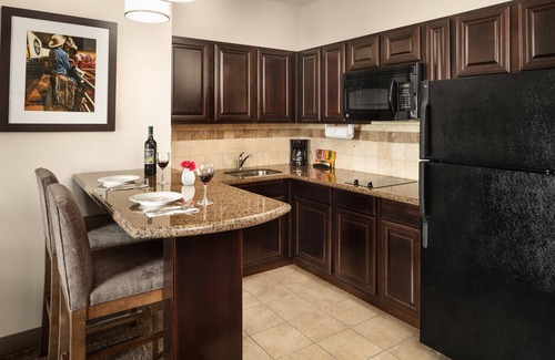 Fort Worth Condo | Complimentary Breakfast + Free Wi-Fi + Outdoor Pool | 30 Minutes from Six Flags!