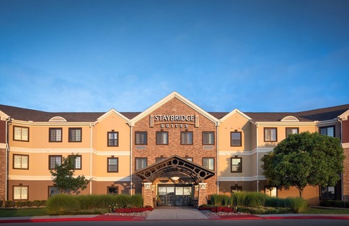 Fort Worth Condo | Complimentary Breakfast + Free Wi-Fi + Outdoor Pool | 30 Minutes from Six Flags!