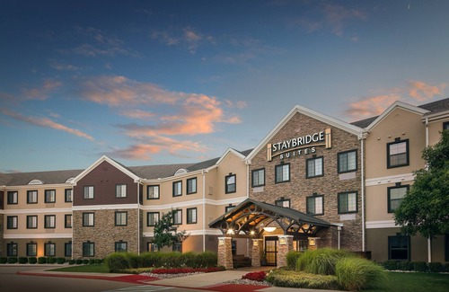 Fort Worth Condo | Complimentary Breakfast + Free Wi-Fi + Outdoor Pool | 30 Minutes from Six Flags!