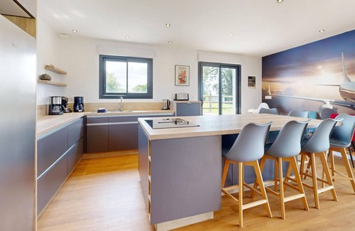 La Haye-Pesnel Cottage | Concorde Aérogare 25 people 2 Cottage : jacuzzi baby airhockey