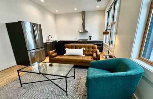 Van Buren House | Condo B - Gallery Suite - Downtown Marion