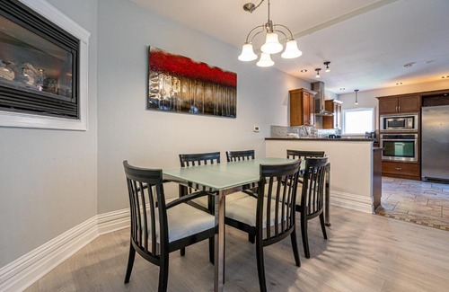 The Beaches Apartment | Condo near Woodbine beach with Balcony