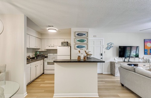 Saint Simons Island Apartment | Condo w/Amazing Amenities: 1 Mi to Beach!