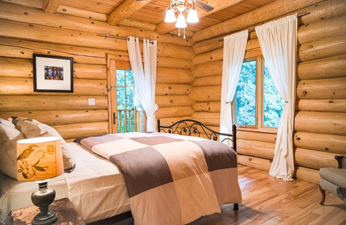 Mandeville Ski Chalet | Confortable 4 chambres avec Spa 4 saisons /Cozy 4 bedrooms with Spa