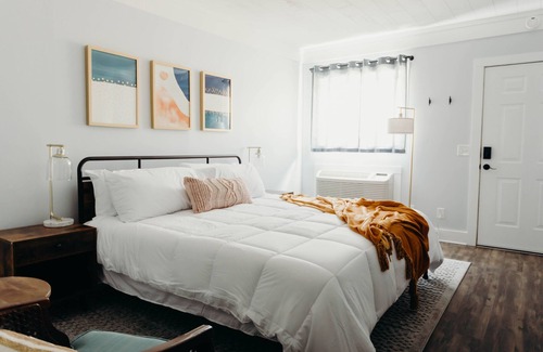 Byrdstown House | Conner Room Lakeside Inn at Dale Hollow - newly renovated near Dale Hollow Lake!