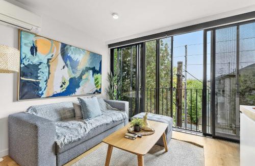 Saint Kilda South Apartment | Contemporary 1-Bed in the Heart of St Kilda