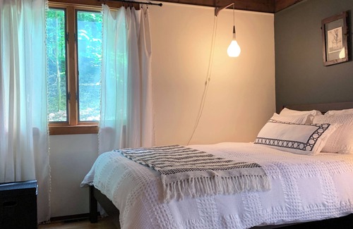 Ithaca Cabin | Contemporary lodge tucked in serene woods, yet minutes to Cornell, IC & downtown
