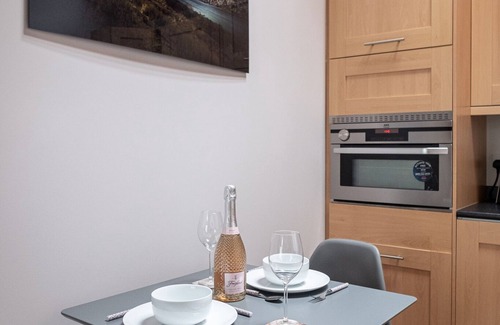 Glenmorangie Apartment | Contemporary One Bedroom Apartment Close To All Amenities In Conservation Area
