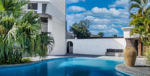 Beira Apartment | Contemporary Private Studio with Pool and Kitchen