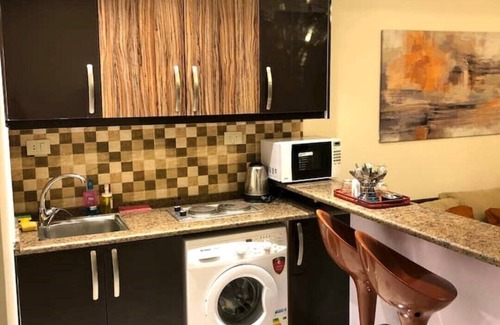Al Swaifyeh Apartment | Contemporary studio 13 mins to downtown - few steps to great food, cafes, shops