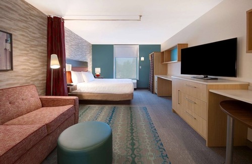 University House | Contemporary Suite w/Full Fridge & Outdoor Spaces