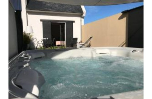 Pleuven Villa | Contemporary villa with outdoor Jacuzzi