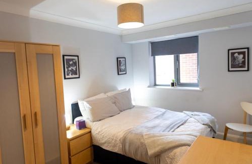 Coventry Apartment | Contractor-Friendly, Private Gated Parking, Fast WiFi, Sofa Bed & Netflix, 5-Min Walk to City Centre, 15-Min Walk to Train Station, Ideal for Relocators & Families