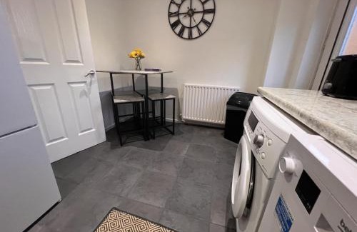 Giltbrook House | CONTRACTORS OR FAMILY HOUSE M1 Nottingham - IKEA RETAIL PARK - SWINDON CLOSE - 2 Bed Home with Driveway, private garden, sleeps 4 - TV'S in all rooms
