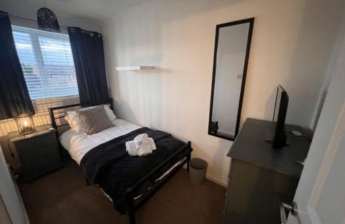 Giltbrook House | CONTRACTORS OR FAMILY HOUSE M1 Nottingham - IKEA RETAIL PARK - SWINDON CLOSE - 2 Bed Home with Driveway, private garden, sleeps 4 - TV'S in all rooms