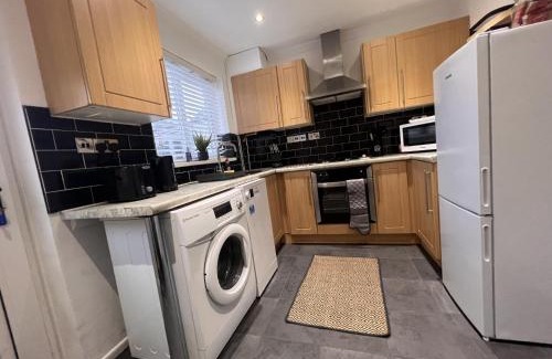 Giltbrook House | CONTRACTORS OR FAMILY HOUSE M1 Nottingham - IKEA RETAIL PARK - SWINDON CLOSE - 2 Bed Home with Driveway, private garden, sleeps 4 - TV'S in all rooms