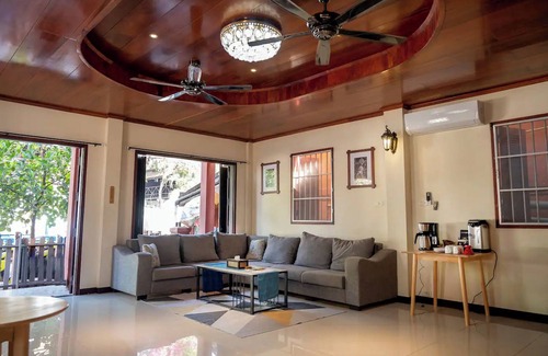 Luang Prabang House | Convenient Private Home: Touring and Digital Nomads