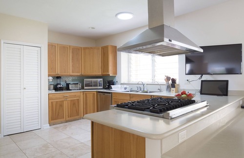 'Aina Haina House | Convenient to Waikiki Large 3000 sqft 4br 2ba house in East Honolulu