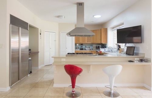 'Aina Haina House | Convenient to Waikiki Large 3000 sqft 4br 2ba house in East Honolulu