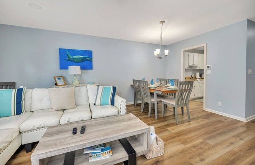 Saint Simons Heights Condo | Convenient to shops, restaurants, night life, with a community pool