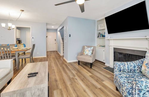 Saint Simons Heights Condo | Convenient to shops, restaurants, night life, with a community pool
