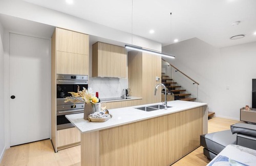 Sunnybank House | Conveniently Located Luxury 4BR Townhouse