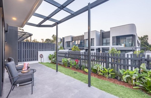Sunnybank House | Conveniently Located Luxury 4BR Townhouse