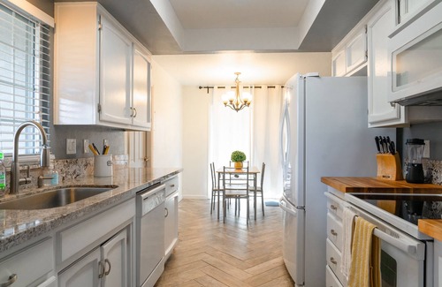 Modesto House | Conveniently located: Shopping, restaurants and best location for travel nurses!