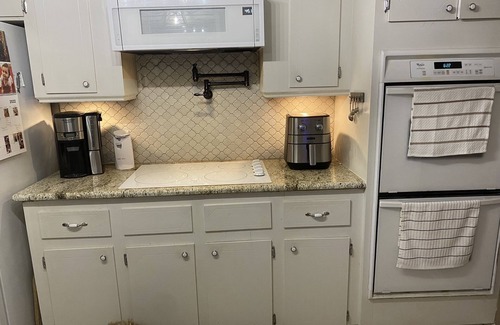 Palestine House | Conveniently located 3 bedroom, 2 bathroom home, 5 minutes from downtown.