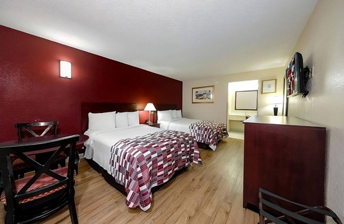 Ellenton Hotel | Conveniently To Excellent Transportation! Pet-friendly, Outdoor Pool, Parking!