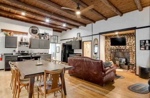 Eagle River Cabin | COOL 5br 2ba cabin on Catfish Lake Eagle River Chain, covered porch, Beach