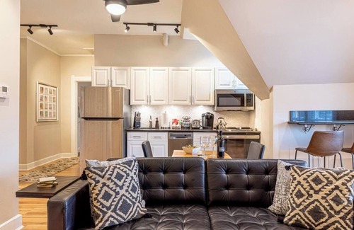 Walnut Hills Apartment | Cool and Modern 3rd Floor 2-Bedroom Walk-up