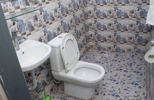 Tema Bed & Breakfast | Cool bed & breakfast with AC in Ashiaman Kubekro No 1