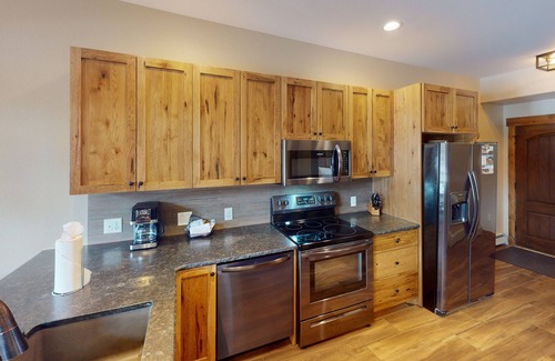 Estes Park Condo | Cool New Mountain Modern Town Home w/Spectacular Mountain Views! Short Walk to D