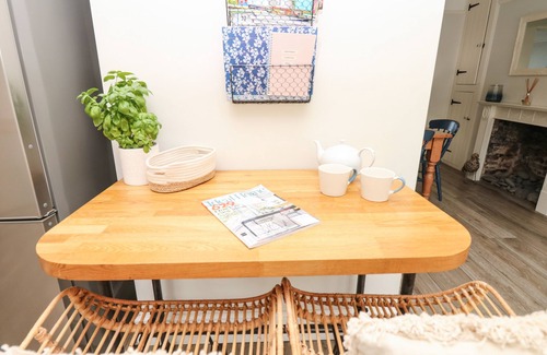 Instow Cottage | COOL STONE COTTAGE, pet friendly, country holiday cottage in Instow
